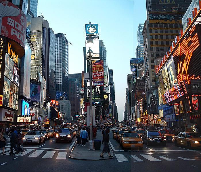 Times Square Podríamos decir de Times Square que es el cruce más importante del mundo y la principal plaza de la ciudad de Nueva York, intersección que hay en Manhattan en la esquina de Broadway y la