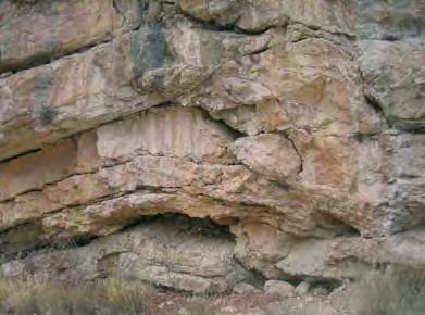 Ocentejo > Hundido de Armallones 1 GEO PARADA 6 Edad de la roca: dolomías tableadas del Jurásico Edad del proceso: Terciario (plegamiento) Detalle de un pliegue La pista traza una marcada curva y