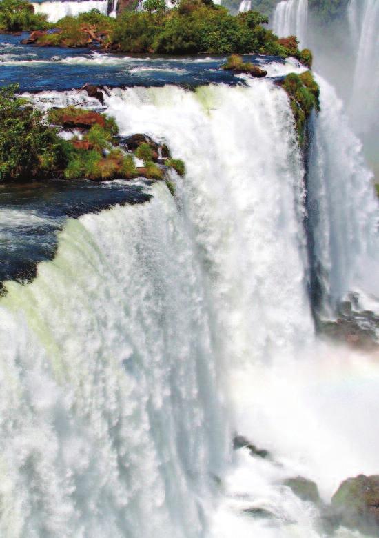 Las Cataratas están integradas por 275 saltos de agua que se precipitan desde una altura promedio de 70 metros.