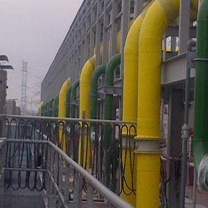 DISEÑO Y CONSTRUCCIÓN TUBERÍAS Trampa de condensados Color amarillo y marcar con la palabra BIOGÁS, flecha con dirección de flujo tuberías subterráneas de biogás debe