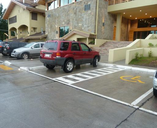 La ruta accesible debe comprender la conexión desde el espacio público exterior para el caso del ingreso peatonal y/o desde los estacionamientos reservados para personas con discapacidad para