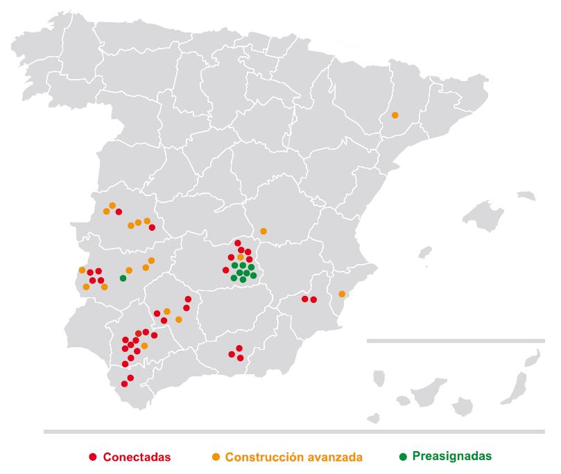 Según datos de Protermosolar de junio de 2012, existen en España 35 centrales en funcionamiento con una potencia instalada de 1.581MW, que producen de forma estimada 4.200GWh/año.