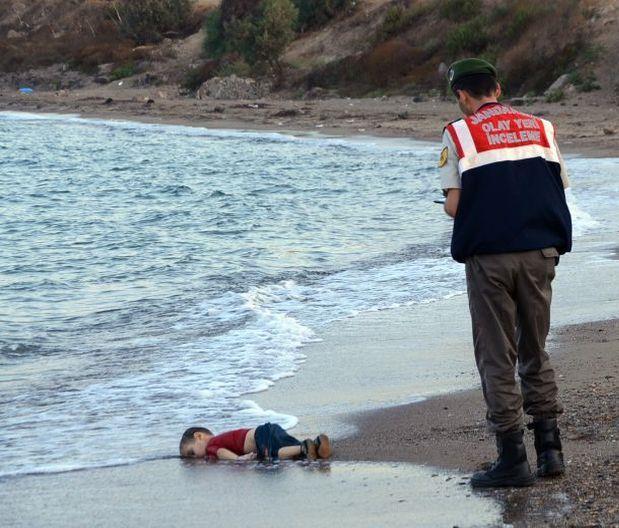 El asombro tiene que venir acompañado de acción, dice UNICEF ante crisis migratoria en Europa La imagen del cadáver diminuto de un niño sirio al que las olas depositan en las costas turcas se clavó