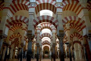 b) San Martín de Frómista es un ejemplo de arquitectura califal. c) El palacio de Medina Azahara fue construido por Abderramán I.