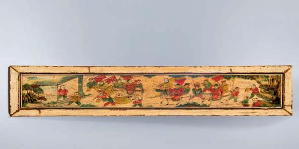 969 970 969 Panel decorativo chino de madera pintada. Con decoración de personajes. Medidas: 51 x 215 cm.