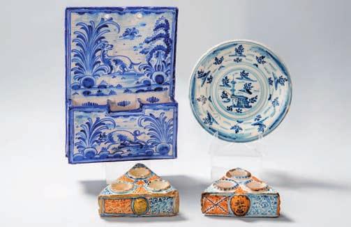 455 454 456 457 457 Especiero de cerámica de la serie de la Encomienda, Talavera, siglo XVII. Piquete. Medidas: 6 x 14 x 13 cm.