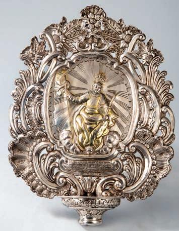 Salida: 180 527 525 Pareja de brazos para cornucopia en plata repujada y cincelada, Francia, siglo XVIII. Con decoración de rocalla. Longitud: 34 cm.