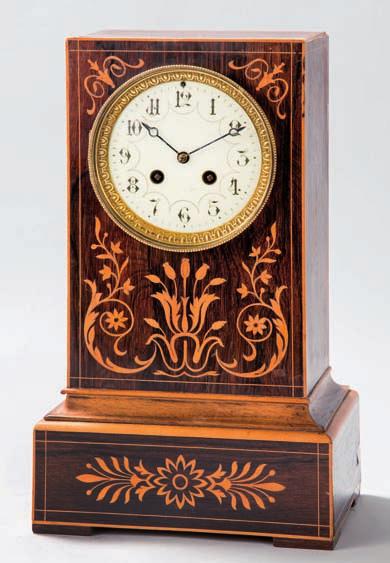 641 642 640 Reloj de sobremesa francés de palosanto con marquetería, siglo XIX.