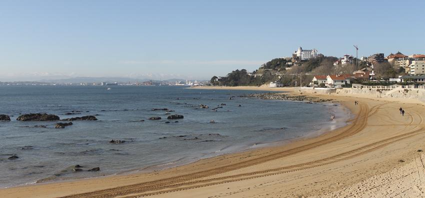 La Bahía de Santander, el mayor estuario del norte español, baña numerosas playas desde la vertiente sur de la ciudad, en el arco de la propia bahía, hasta la vertiente norte.