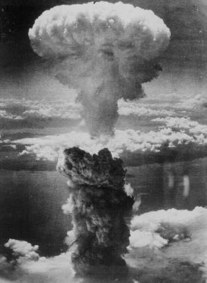 3.3. BOMBAS ATÓMICAS Bomba de Uranio-235. Ejemplo: Hiroshima. Bomba de Plutonio-239. Ejemplo: Nagasaki. Consiste en plutonio rodeado de material fisionable que refuerza el proceso.