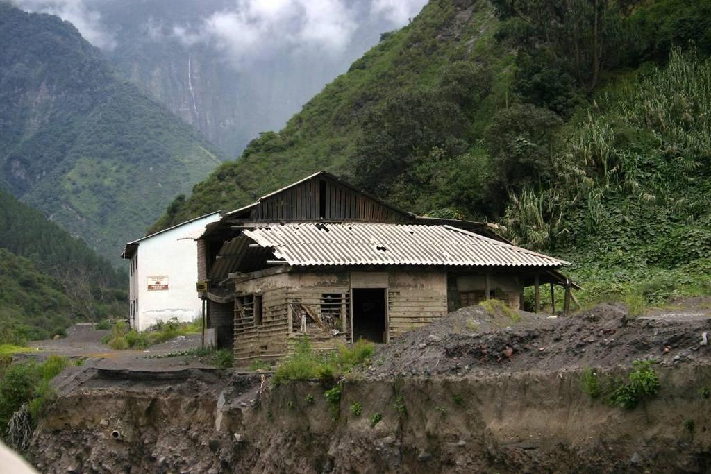 fue afectada por la caída de ceniza y por los flujos de lodo derivados de una erupción del volcán Tungurahua.