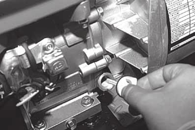 Después de que el motor se ha calentado, abra el obturador gradualmente. (Fig. 9) Regrese la palanca de control de velocidad a la posición de velocidad preestablecida. (Fig. 10) ABIERTO Fig.