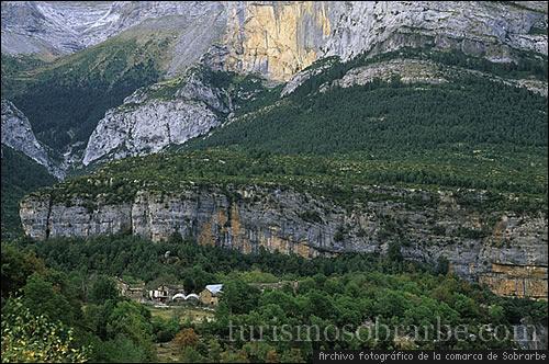 Centro de Visitantes y punto de información del Parque Nacional de Ordesa y Monte Perdido A 26 km y 30 mn de Aínsa, por la A-138 dirección Bielsa-Francia hasta Escalona.