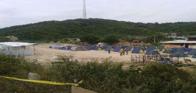 Campamento sector San Isidro Se evidencia en la foto, la instalación de un campamento provisional con carpas en el sector de San Isidro para albergar a personas que quedaron sin