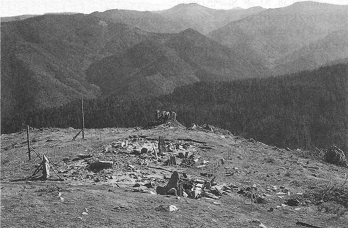Los trabajos llevados a cabo en el conjunto megalítico de Mulisko Gaina (Urnieta-Hernani, Gipuzkoa) durante los años 1983, 1984 y 1985 nos