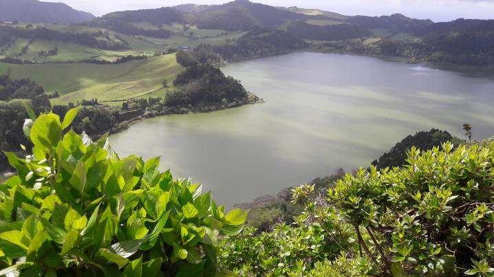 Exploraremos el lado oeste de la isla de São Miguel y el macizo de las Sete Cidades, donde los cráteres han dado lugar a numerosos estanques, cada uno con una particular belleza siendo el Twin Lakes