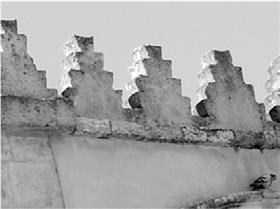 Fachada principal de la Iglesia de San Miguel Huejotzingo almenas escalonadas hispanomusulmanas como las existentes en la mezquita de Córdoba, pero por otro, se asemejan al almenado indígena que