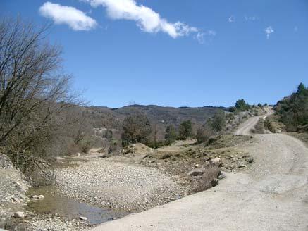 Obra de paso de la carretera A - 1605 Valle del río Ceguera Figura 82: Fotos representativas de las características y problemas del río Ceguera.