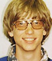 Bill Gates = Microsoft = Windows Creó la empresa de software Microsoft el 4 de abril de 1975, siendo aún alumno en la Universidad Harvard.