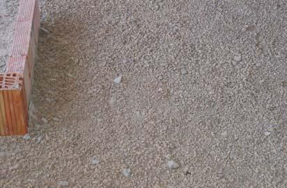Antes de extender la arena o la gravilla debe esperarse a que el hormigón haya fraguado totalmente.