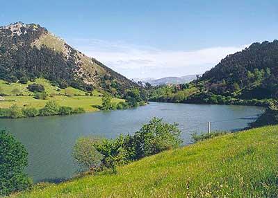Parque Natural Peña Cabarga Está al sur de la bahía de Santander y con sus 569 metros de altura es un excelente mirador del estuario santanderino.