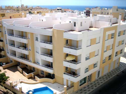 APARTAMENTOS FERCOMAR NERJA (MALAGA) Conjunto de apartamentos de reciente construcción situados en el casco urbano de Nerja a 80 metros de la Playa, y a 5 minutos paseando por el pueblo.