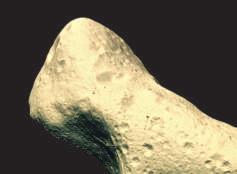 Algunos incluso tienen pequeños asteroides que orbitan a su alrededor.