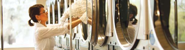 Qué es una lavandería de autoservicio? La lavandería de autoservicio es un negocio que brinda una selección de lavadoras y secadoras para lavar la ropa de los clientes.