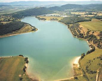 la población de la Comunidad Autónoma del País Vasco. El humedal protegido está constituido por las colas meridionales del embalse y recoge las aguas de la cuenca del río Zadorra.