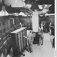 Los primeros ordenadores A partir de la segunda guerra mundial aparecen los primeros ordenadores programables. Los primeros fueron electromecánicos, basados en relés telefónicos.