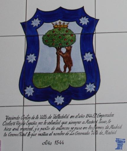 Quinto escudo Hacían Cortes en la Villa de Valladolid en el año1544 el emperador Carlos V concedió a la Villa de Madrid el uso de la corona Real, ya que el Rey estaba agradecido a Madrid por la cura