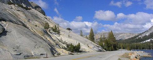 La ruta panorámica La ruta panorámica Tioga Road (Ruta 120) cruza las Tierras Altas de Yosemite. Construida como ruta de mineros en 1882-83, fue rectificada y modernizada en 1961.