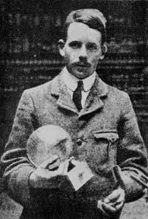 La tabla periódica actual Henry Moseley (1887-1915) En 1913 Moseley ordenó los elementos de la tabla periódica usando como criterio de clasificación el número atómico.