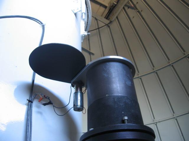 También fue necesario construir una tapa motorizada para el telescopio buscador que consistió en un círculo de plástico acoplado directamente a un motor que la desplaza lateralmente (ver Figura 15) y