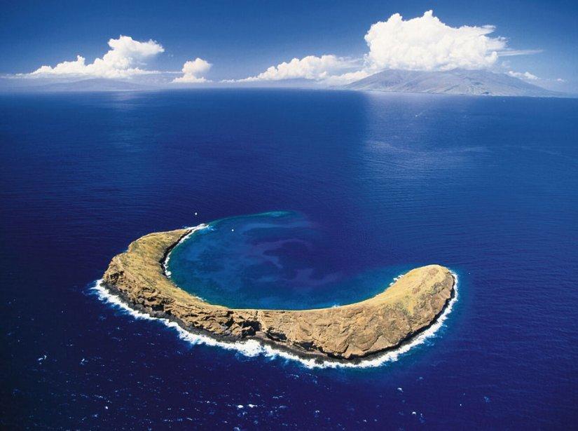 3. Islas y archipiélagos Las islas: Una isla es una
