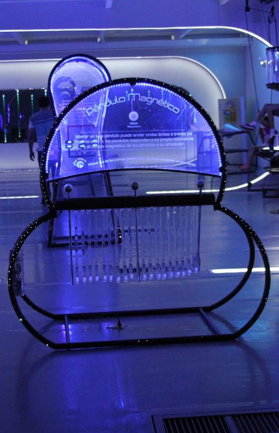 EXHIBICIÓN: PENDULO MAGNÉTICO Esta máquina de ondas magnéticas reúne 21 paletas de metal de 46 cm cada uno aproximadamente.