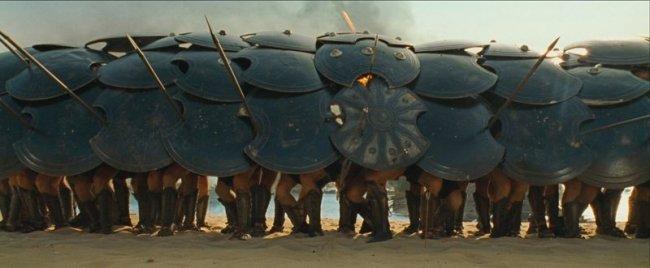 También cuando el ejército de los mirmídones forma filas delante de Aquiles y Patroclo antes de acudir a socorrer a los dánaos.
