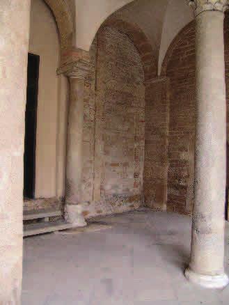 Detalle de cornisa romana retallada y reutilizada en la fachada de San