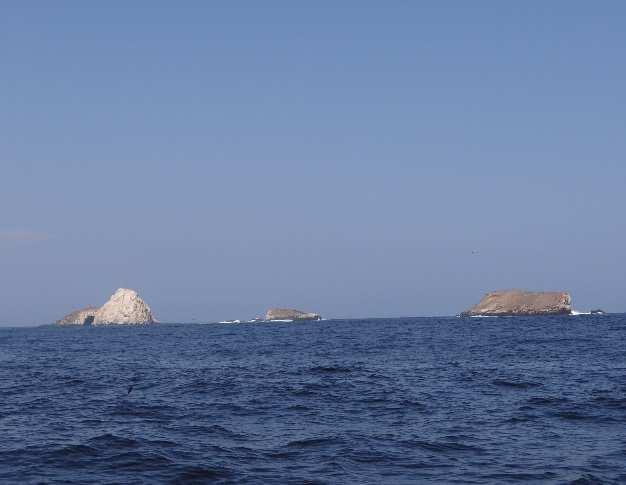 Reserva Nacional Sistema de Islas, Islotes y Puntas Guaneras: Punta Salinas e islas Huampanú y Mazorca Vista desde el suroeste: islotes Pan de Azúcar (izquierda), La Brava (centro) y Ojo de Mula