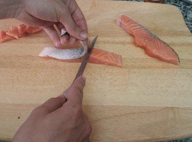7 8 9 Sacar piel al salmón.