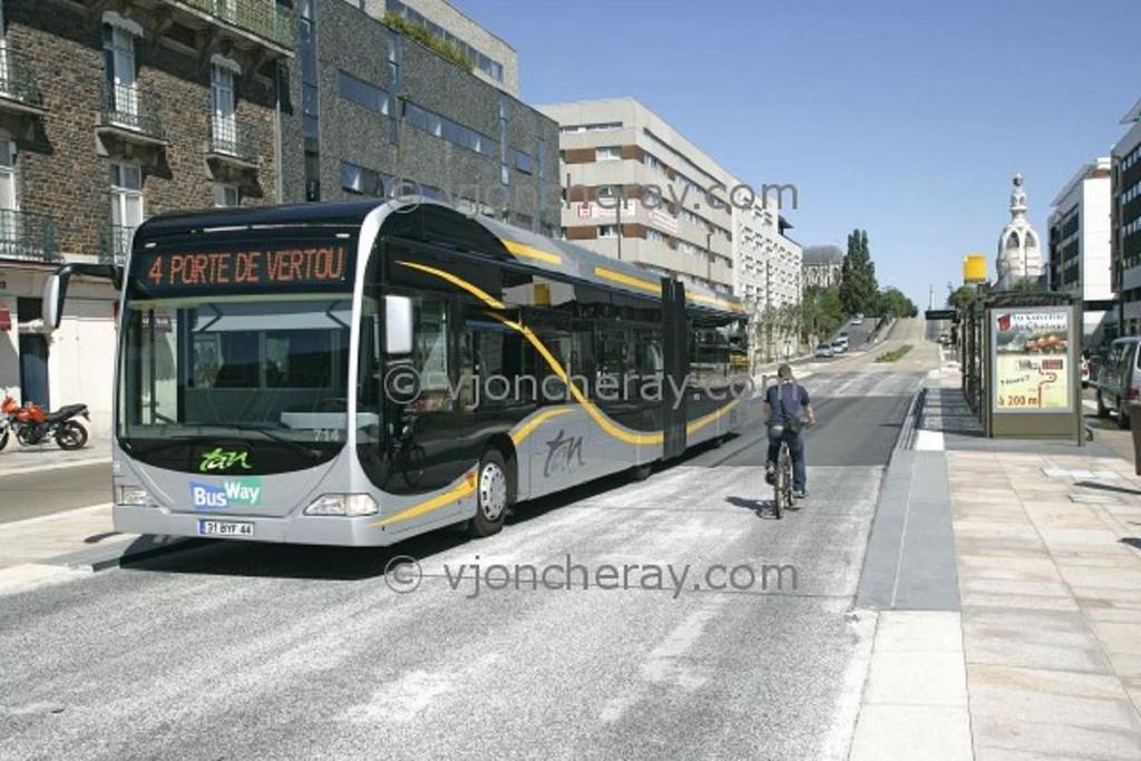 Parada de autobús BRT en la ciudad de Nantes