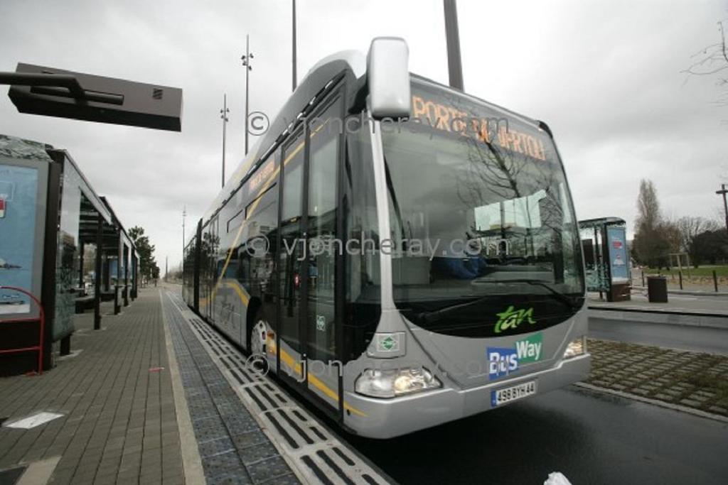 Parada de autobús BRT en la ciudad de Nantes El acceso a personas