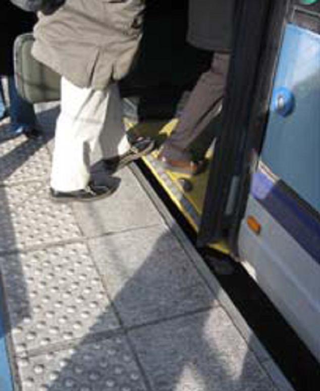 Autobús de plataforma baja Autobús de plataforma baja Ventajas y desventajas de autobuses de plataforma baja frente a los de plataforma alta usados en los sistemas BRT.