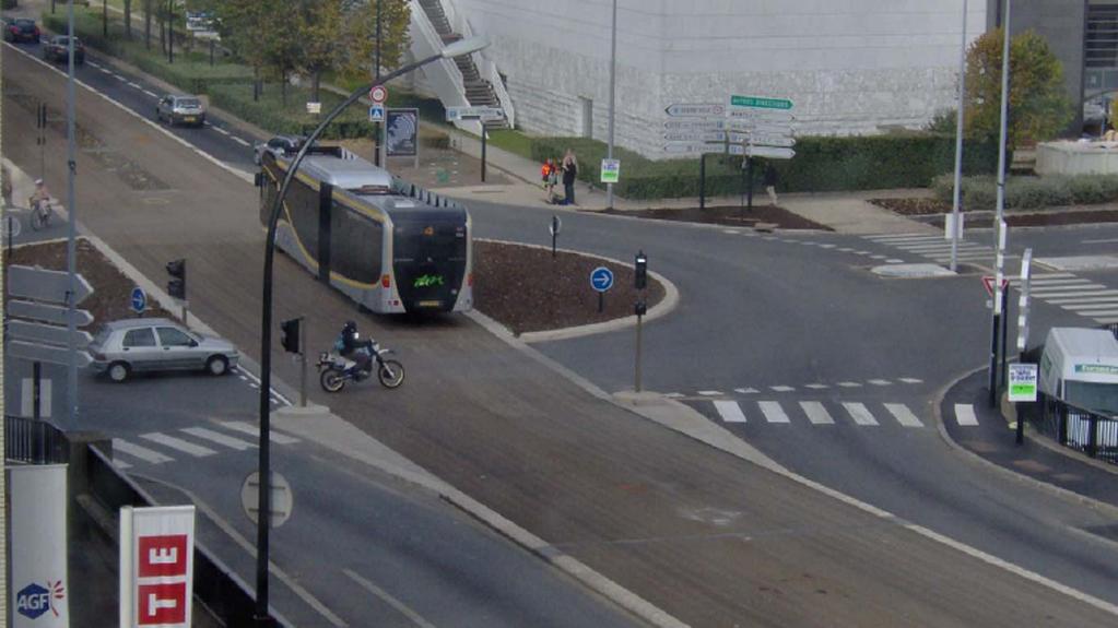 Rotonda atravesada por un autobús Rotonda atravesada por un autobús 7.3.1.