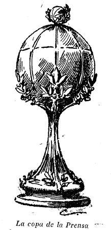 5 / 12 Así la describió La Voz de Galicia el 22 de junio: Sobre un elegante pie, surge, ceñido por ramas de laurel, un balón de plata, delicadamente imitado, coronado por artística poma.