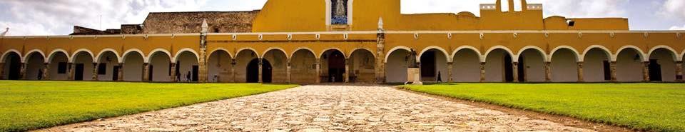 Desde ese entonces, la mayoría de las casas y edificios que decoran su centro histórico están pintados de blanco y amarillo: los colores vaticanos.