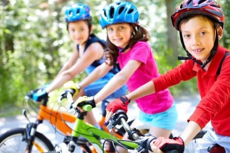 Circuito de seguridad vial : este día vendrán los niños con patines, patinetes, bicicletas, etc, cada niño con lo que tenga en