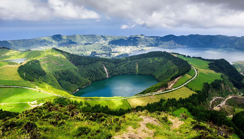 Situado en medio del océano atlántico, entre Europa y América, el archipiélago de las Azores es un paraíso natural con sus playas, bravos acantilados, volcanes, piscinas termales, bosques, etc.