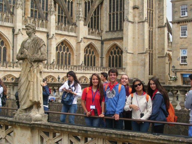 Oxford Oxford es una ciudad milenaria que ha inspirado a escritores, poetas y científicos a lo largo de los siglos y posee más 41 instituciones académicas que componen la Universidad de Oxford.