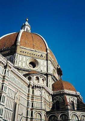 Se inicia como escultor, pero al ganar exaequo el concurso organizado para la realización de la Puerta del Paraíso del Baptisterio de Florencia en 1401 junto con Ghiberti al que la organización